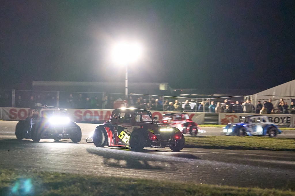 Når finalen i Grand Prix Tours Legend Car Cupppen køres lørdag, er solen gået ned.
(Foto: Stumpphoto)